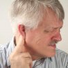Почему может возникать воспаление сальной железы за ухом и как вылечить атерому