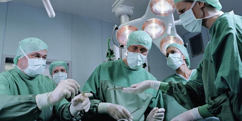 врачи в операционной